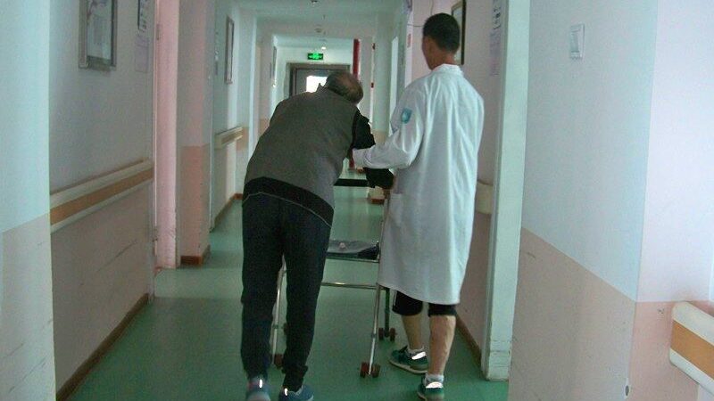 重症监护室陪护与护工：职责差异与专业要求